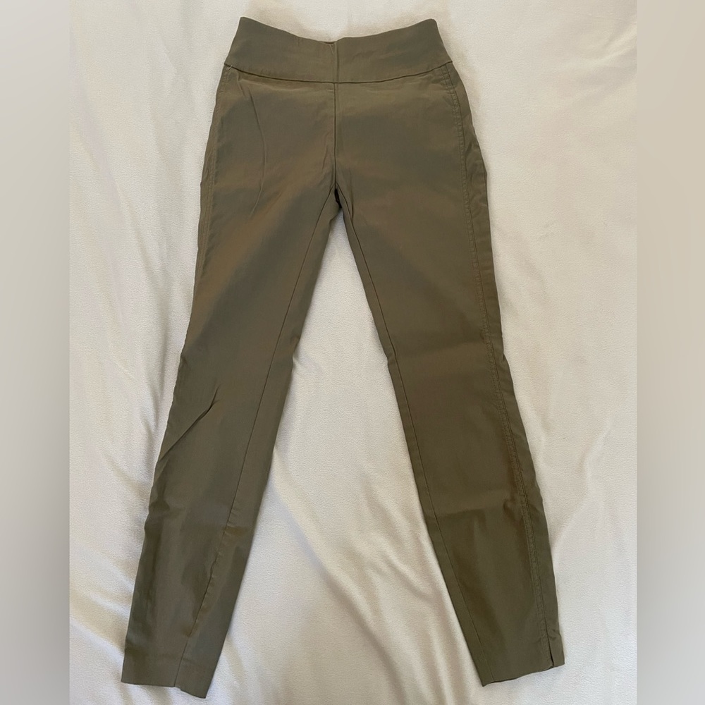 New York and Company Green Capri